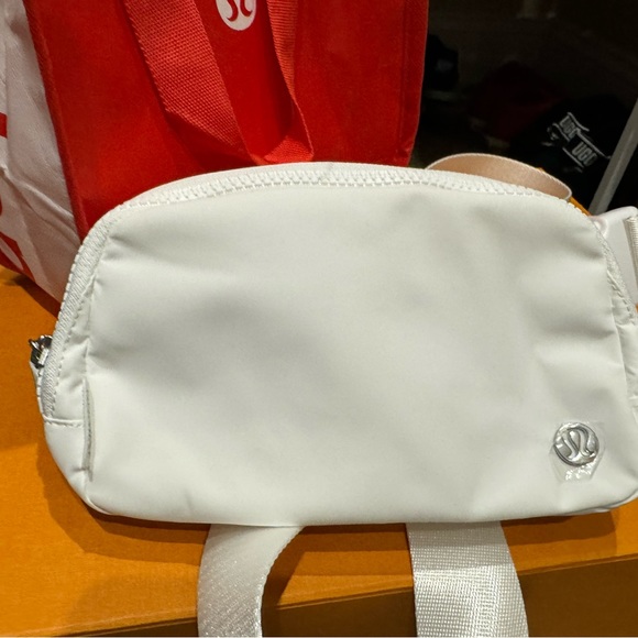 Lululemon Athletica Everywhere Belt Bag in White - Picture 4 of 5